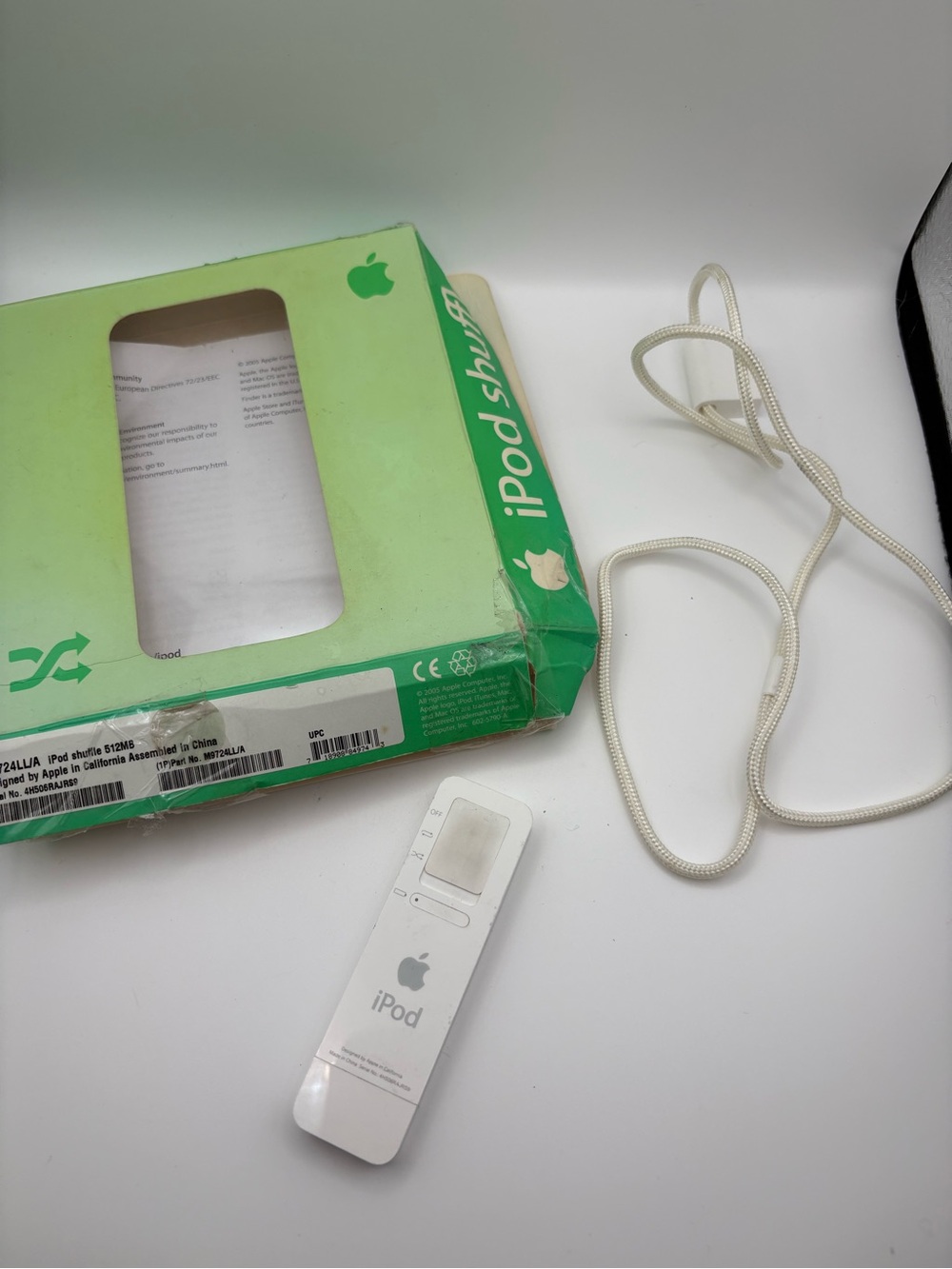 Apple White iPod‎ Shuffle (1st Gen) with White Lanyard Original Box Charges - Picture 2 of 6